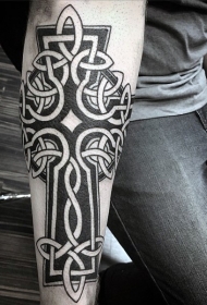 手臂黑白凯尔特十字架简约纹身图案