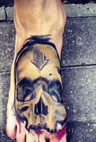 脚背彩色的箭头和人类骷髅纹身图案