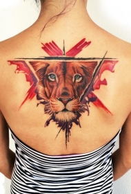 背部逼真的彩色狮子头与三角形纹身图案
