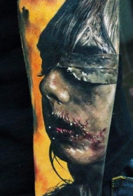 手臂毛骨悚然的血腥僵尸女性纹身图案