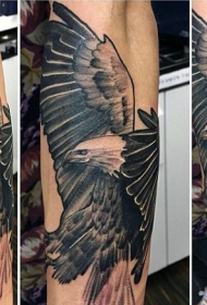 印象深刻的逼真老鹰手臂纹身图案
