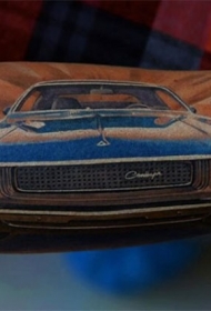手臂美妙的蓝色赛车纹身图案