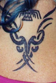 颈部黑色的部落藤蔓纹身图案
