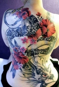 背部刺绣的黑龙和红色的花朵纹身图案