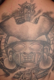 背部黑色的部落武士头像纹身图案