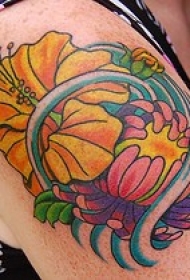 大臂丰富多彩的亚洲芙蓉花纹身图案