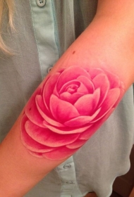 手臂美丽的粉红色花朵纹身图案