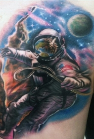 大臂七彩太空行星和宇航员纹身图案