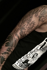 男性手臂亚洲风格的黑色大龙纹身图案