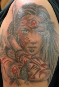 美丽的女孩与红色部落标志纹身图案
