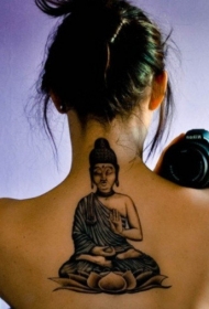 女孩背部如来佛祖坐在莲花上纹身图案