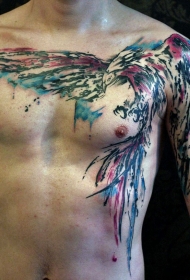 胸部彩色的大鸟纹身图案