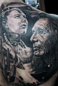 背部写实的黑白老印第安人肖像纹身图案