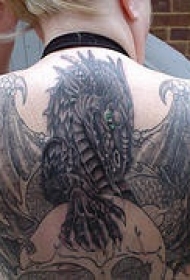 背部翅膀龙和骷髅纹身图案