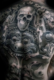 背部经典的灰色骷髅结合阿兹特克石像纹身图案