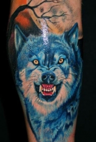 手臂上蓝色的狼头纹身图案