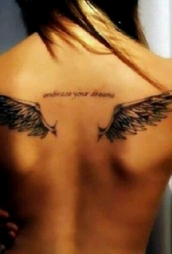 女孩背部翅膀和铭文纹身图案
