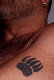手臂上的熊爪印纹身图案