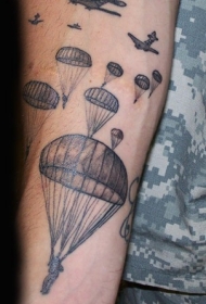 飞机和伞兵手臂纹身图案