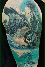 大臂写实的鹰抓鱼纹身图案