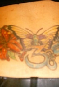 腰部蝴蝶与花朵彩色纹身图案
