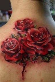 背部一束华丽的红色玫瑰纹身图案