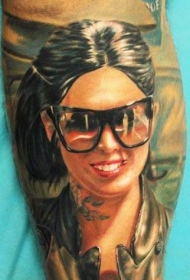 腿部美丽的女子肖像彩绘纹身图案