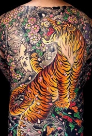 满背日本风格老虎和樱花纹身图案