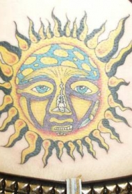 背部彩色的太阳标志纹身图案