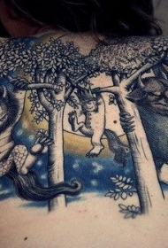 背部彩色的幻想生物与树木纹身图案