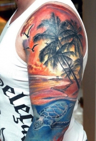 大臂五彩滩日落棕榈树和乌龟纹身图案