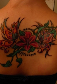 背部有趣的五颜六色花卉蝴蝶纹身图案