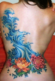 背部彩色的大花朵与浪花纹身图案