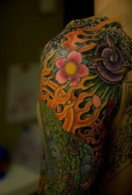 手臂丰富多彩的亚洲恶魔纹身图案