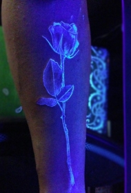 美丽的荧光玫瑰个性手臂纹身图案