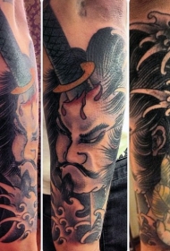 手臂亚洲风格的彩色武士与剑纹身图案