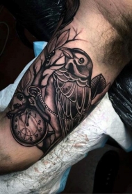 手臂趣味组合黑色鸟与时钟纹身图案