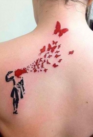 背部黑色的人像与红色的蝴蝶纹身图案