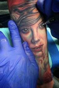 手臂令人印象深刻的彩色血腥女吸血鬼纹身图案