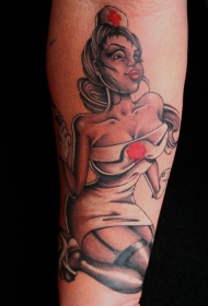 手臂卡通风格性感的护士纹身图案