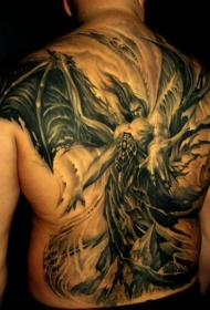 背部可怕的恶魔与巨大的翅膀纹身图案