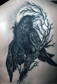 背部黑色华丽的乌鸦纹身图案