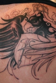 背部黑白盾牌和鸟翅膀纹身图案