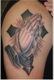 大臂黑色十字架与祈祷之手纹身图案