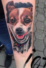 手臂滑稽多彩的微笑狗纹身图案