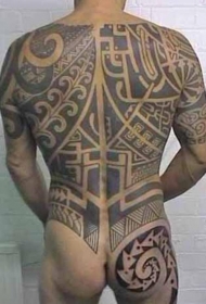 背部黑色的毛利部落图腾纹身图案