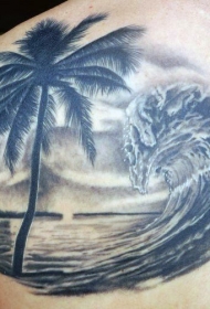 背部梦幻般的海浪与棕榈树纹身图案