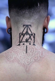 背部神奇的白色蛇与黑色符号纹身图案