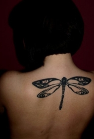 背部美丽优雅的黑色蜻蜓纹身图案