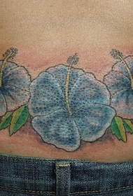 背部蓝色的芙蓉花纹身图案
